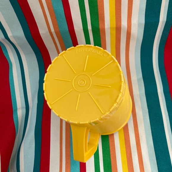 Vintage Tupperware Yellow Pitcher EUC retro pitcher Tupperware 2 Quart excellent - Picture 4 of 13